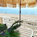 Dom wakacyjny Modern Beachfront Townhouse *