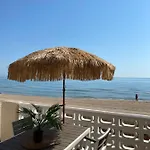 Dom wakacyjny Modern Beachfront Townhouse *