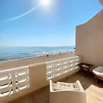 Dom wakacyjny Modern Beachfront Townhouse *