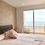 Dom wakacyjny Modern Beachfront Townhouse *